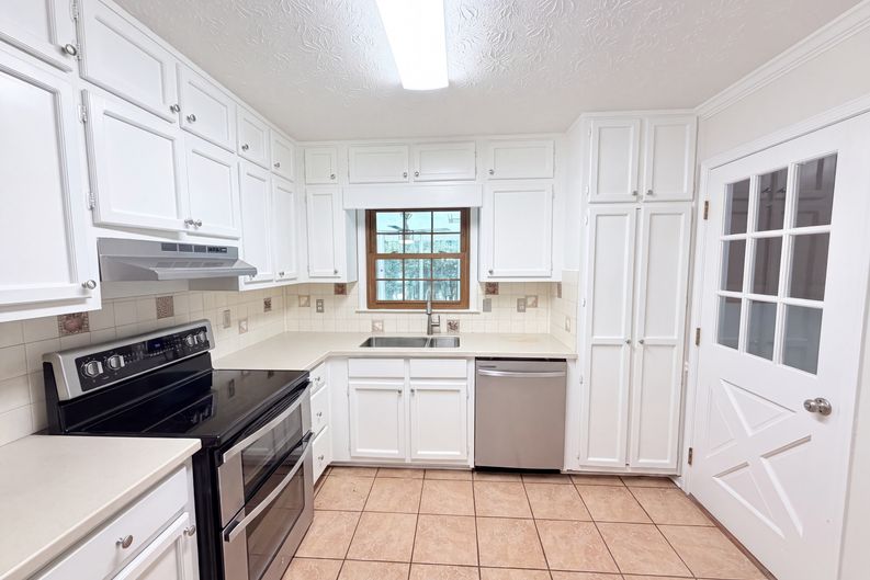 Photo 7 of 29 of 1731 Sundale Dr, Lawrenceville, GA