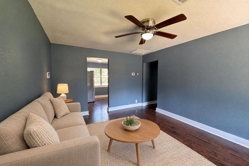 Photo 6 of 27 of 7405 Sterlingshire St, Houston, TX
