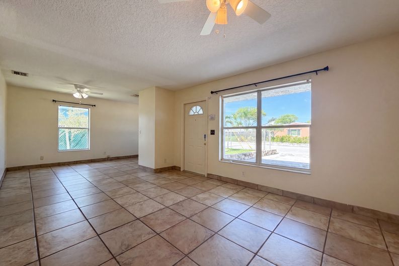 Photo 3 of 20 of 1418 S K St, Lake Worth Beach, FL