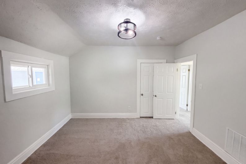 Photo 9 of 23 of 926 Ellsworth Ave, Columbus, OH