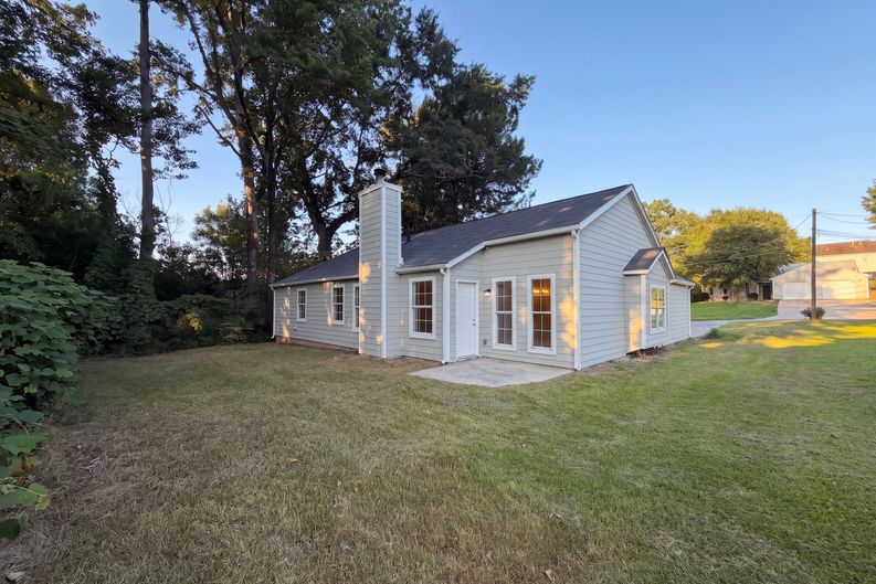 Photo 21 of 22 of 5857 Mistyview Dr, Rex, GA