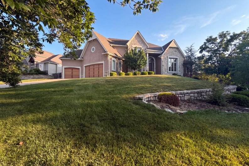 Photo 1 of 34 of 6003 N Cosby Ct, Kansas City, MO