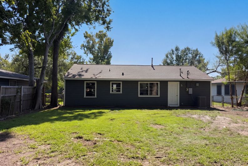 Photo 5 of 27 of 7405 Sterlingshire St, Houston, TX