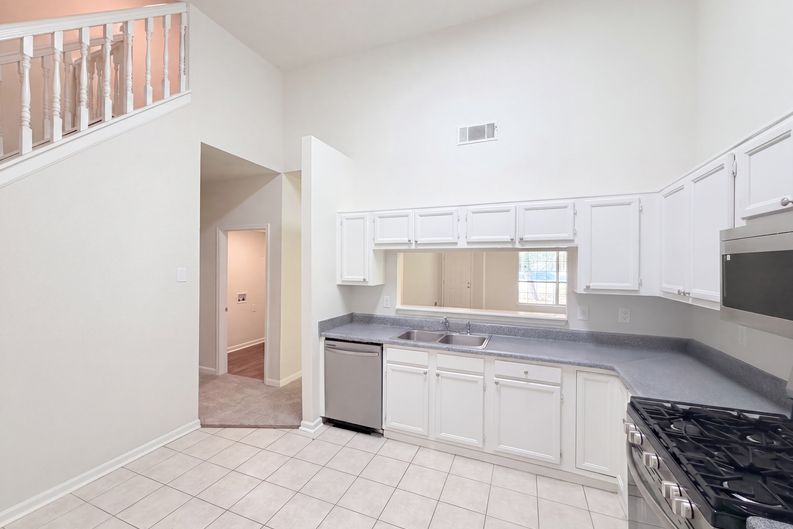 Photo 14 of 38 of 901 Lauren Kay Ct, Lawrenceville, GA