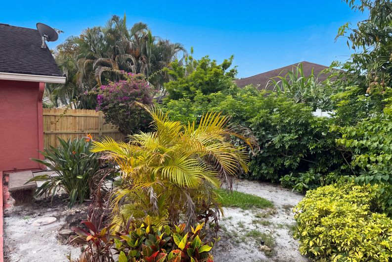 Photo 30 of 47 of 118 Waterway Rd, Royal Palm Beach, FL