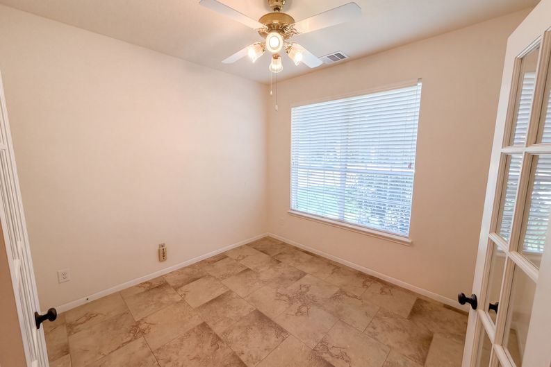 Photo 10 of 25 of 19401 Atasca Oaks Dr, Humble, TX