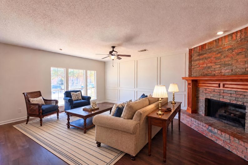 Photo 3 of 21 of 2405 Waterloo Ln, Mesquite, TX