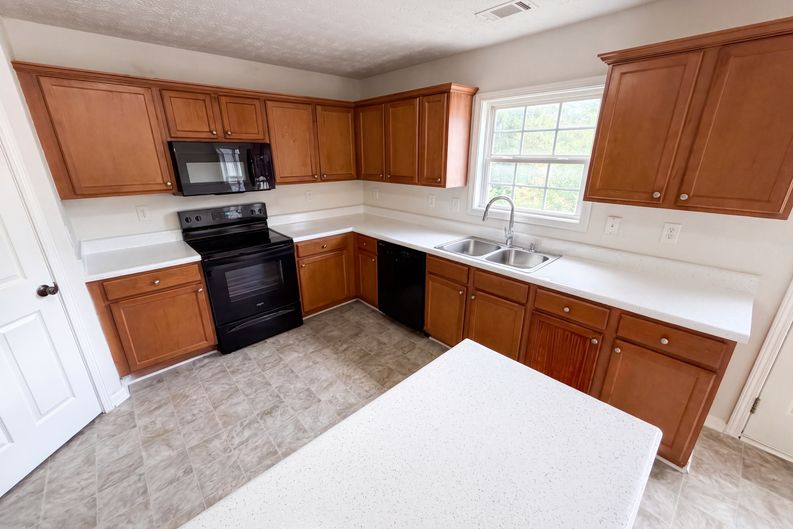 Photo 8 of 39 of 910 Paper Creek Dr, Lawrenceville, GA