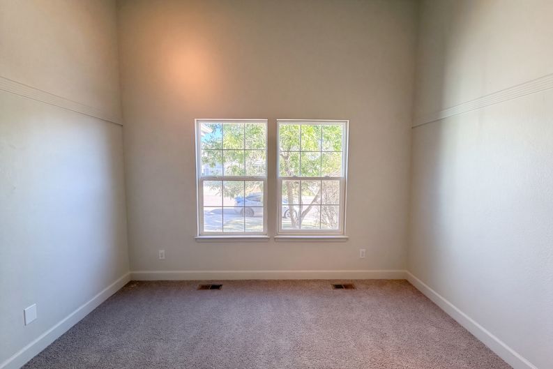Photo 7 of 27 of 10009 Strathfield Ln, Highlands Ranch, CO
