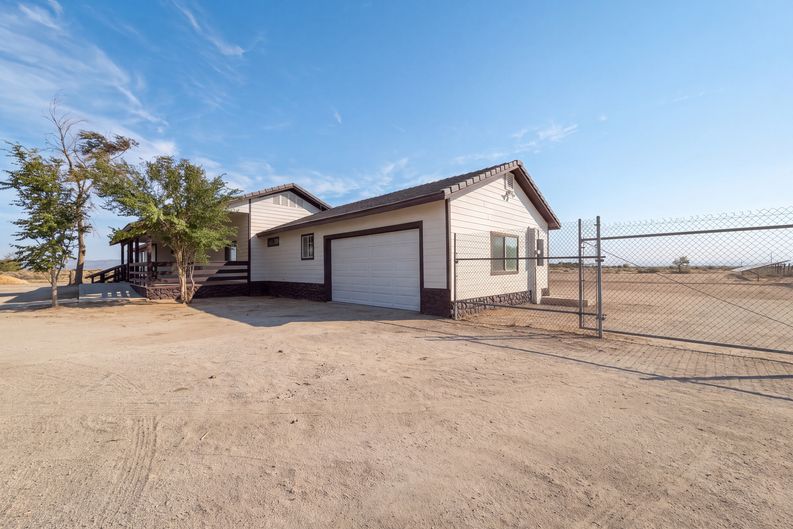 Photo 33 of 40 of 1401 60th St W, Rosamond, CA