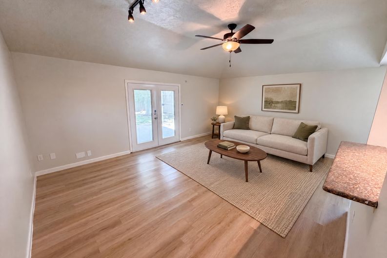 Photo 3 of 20 of 318 Floravista Dr, Webster, TX