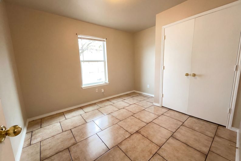 Photo 6 of 16 of 517 W 5th St, Converse, TX