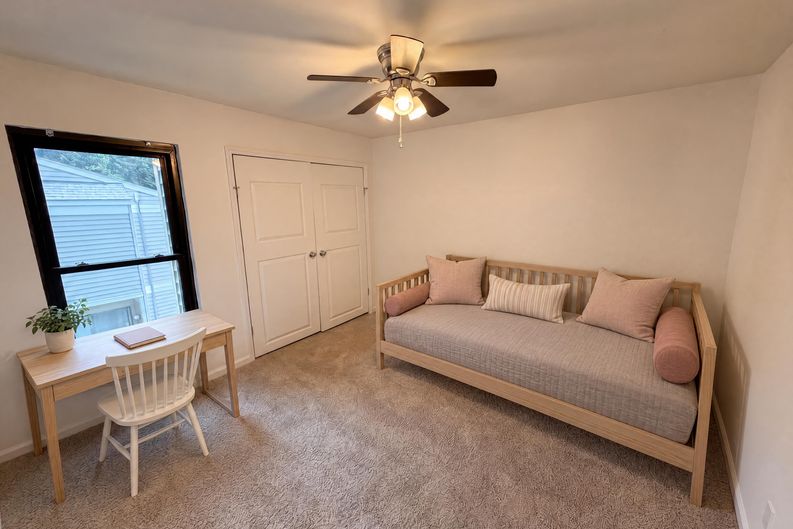 Photo 4 of 20 of 1625 Merry Oaks Rd, Charlotte, NC
