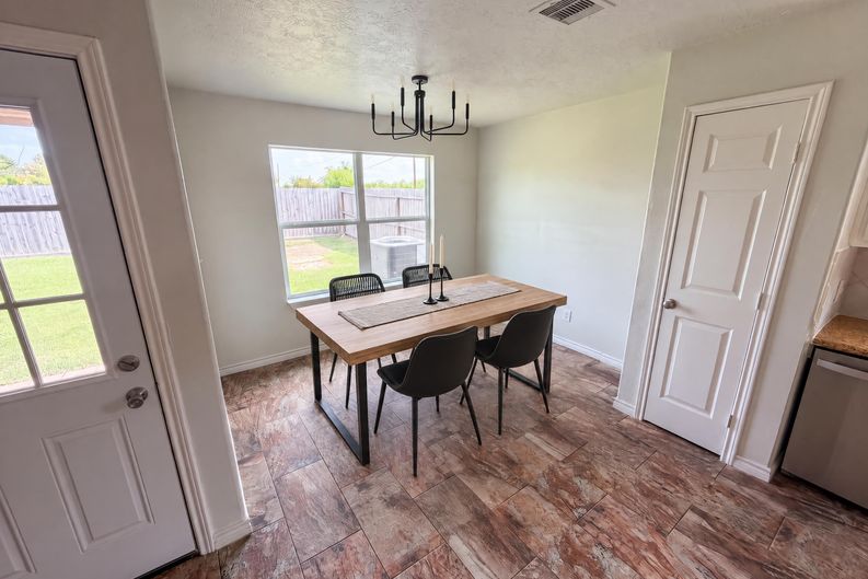 Photo 6 of 21 of 9002 Barracuda Dr, Texas City, TX