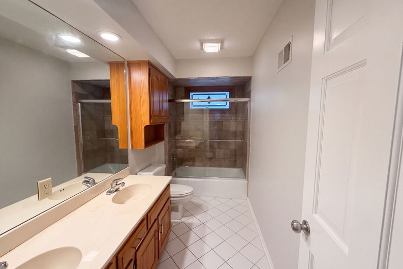 Photo 24 of 47 of 12600 Pawnee Ln, Leawood, KS