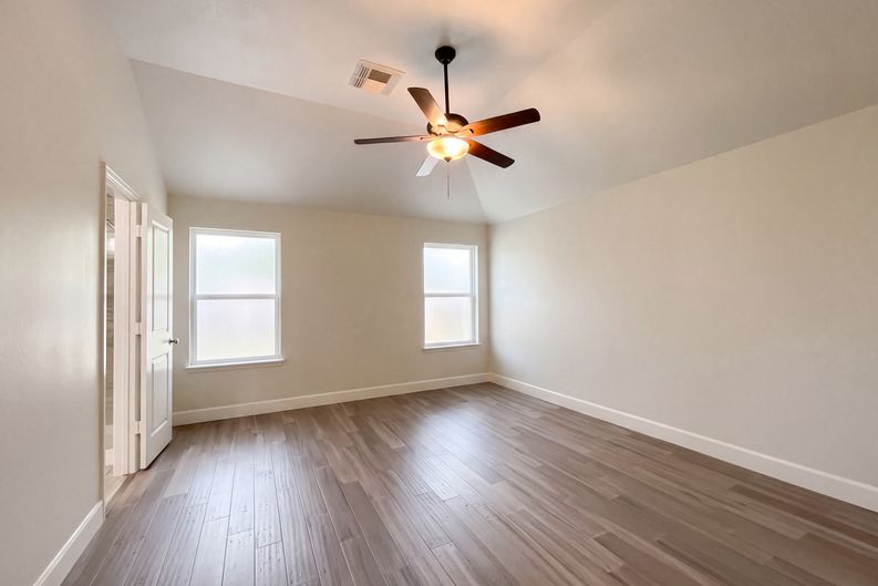 Photo 11 of 16 of 21714 Falcongate Ct, Humble, TX