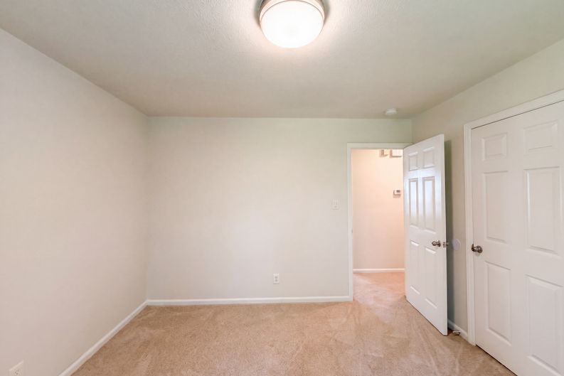 Photo 12 of 18 of 4154 Edgeware Rd, Winston Salem, NC