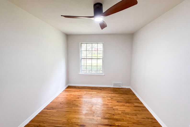 Photo 11 of 24 of 8839 Sweetwater Dr, Dallas, TX