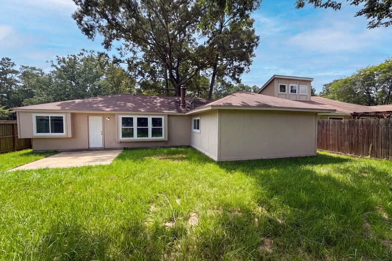 Photo 5 of 19 of 17110 Golf Club Dr, Crosby, TX