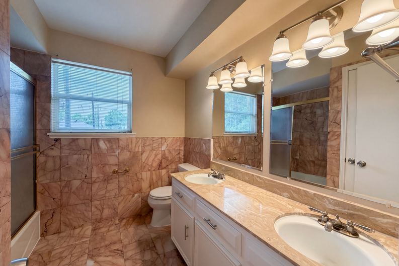 Photo 19 of 26 of 17406 Ridge Top Dr, Houston, TX