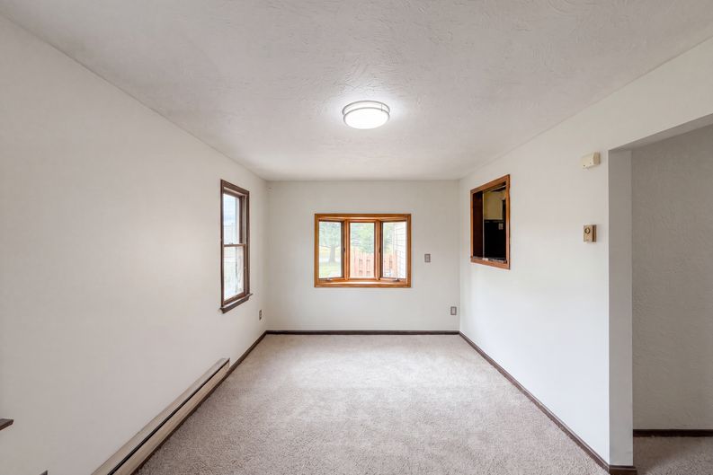 Photo 10 of 25 of 1015 Kingsway Dr, Lorain, OH