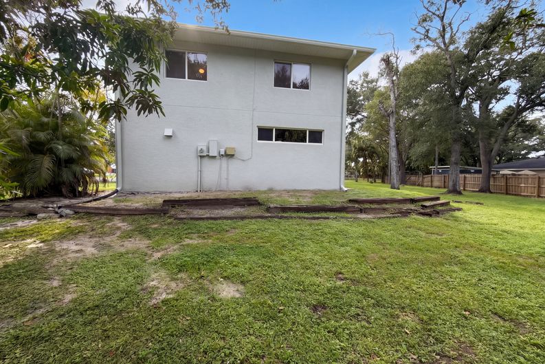 Photo 5 of 36 of 1331 30th Ave E, Bradenton, FL