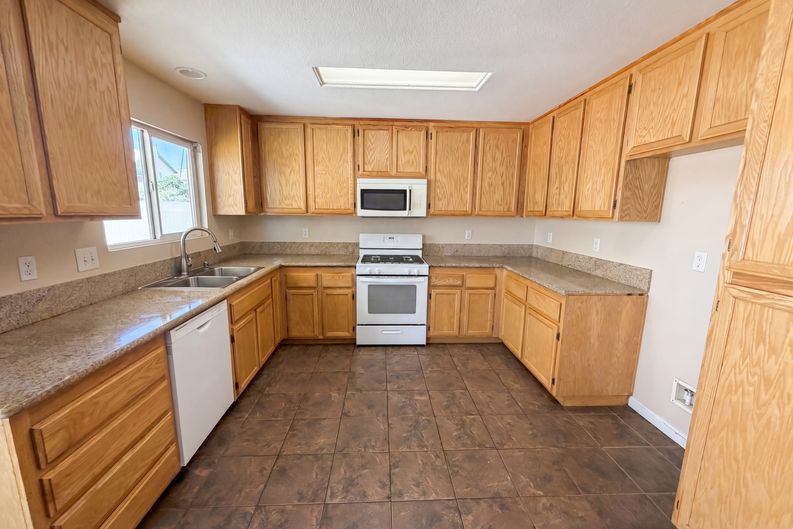 Photo 9 of 36 of 11401 Villa St, Adelanto, CA