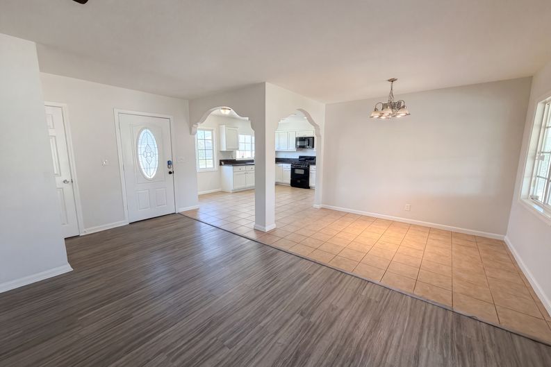 Photo 8 of 17 of 322 E Mariposa Dr, Rialto, CA