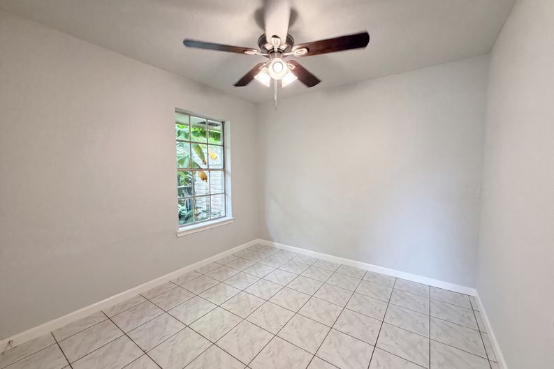 Photo 11 of 18 of 12510 Daventry Ln, Houston, TX