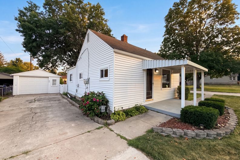 Photo 13 of 16 of 35115 University St, Westland, MI