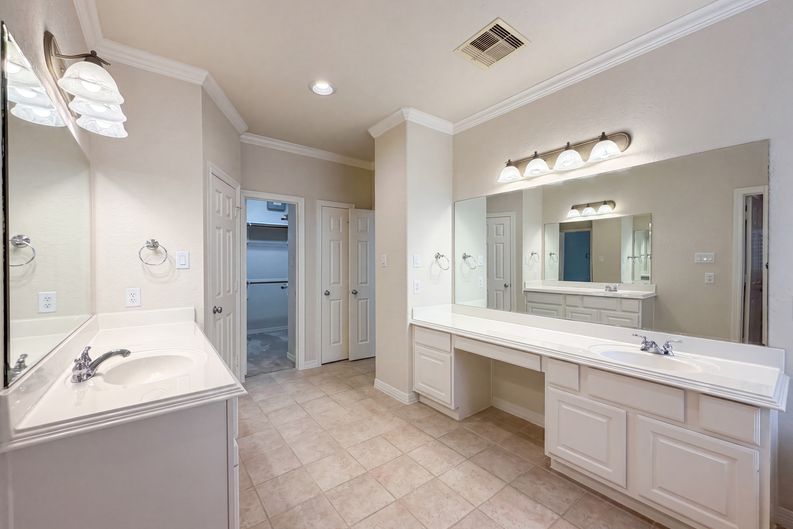 Photo 12 of 21 of 2942 Royal Oaks Crst, Houston, TX