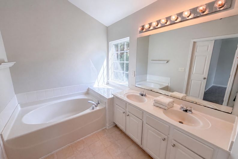 Photo 6 of 18 of 8408 Aztec Dawn Ct, Raleigh, NC