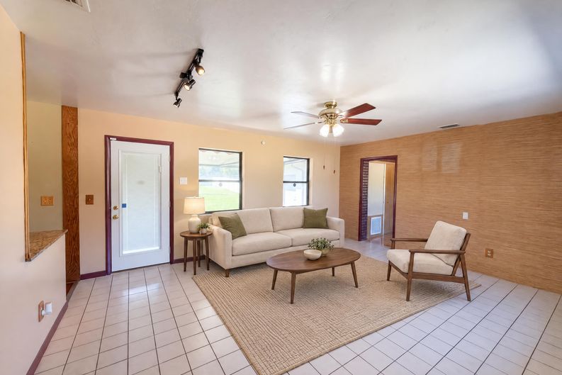 Photo 3 of 17 of 813 Halstead St, Deltona, FL