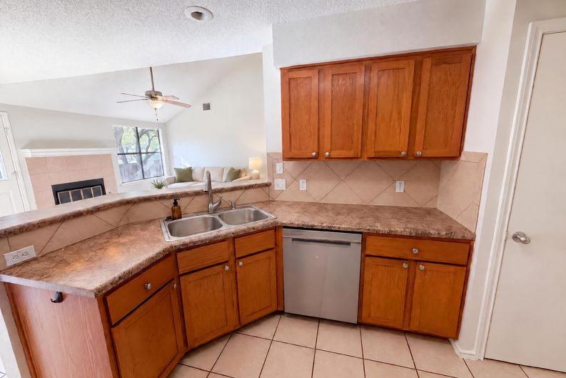 Photo 8 of 31 of 13020 Moorcroft Ln, Austin, TX