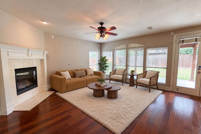 Photo 9 of 32 of 10330 Sandbar Dr, Irving, TX
