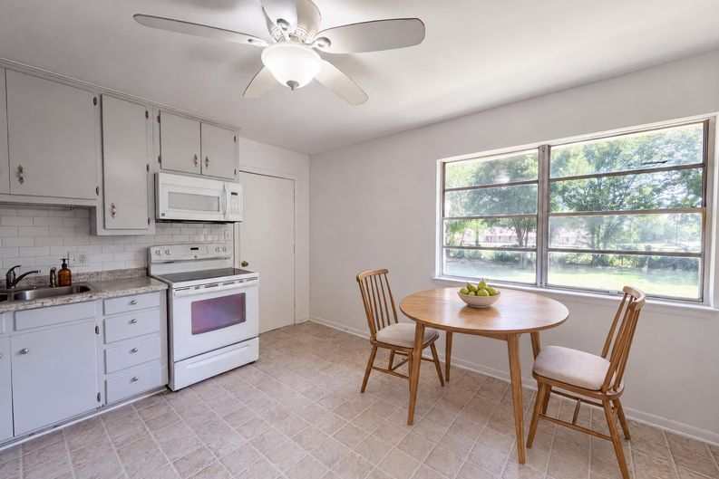 Photo 6 of 16 of 1213 S Ridgeway Dr, Cleburne, TX