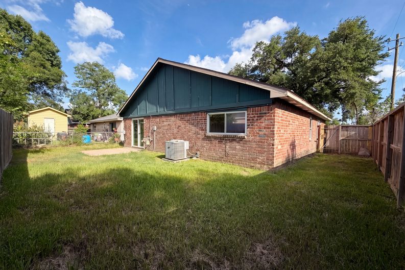 Photo 16 of 17 of 703 Midland Ct, Houston, TX