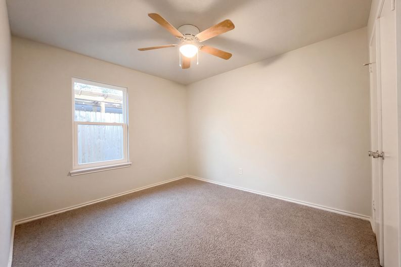 Photo 12 of 16 of 2175 Timberleaf Cir, Ingleside, TX