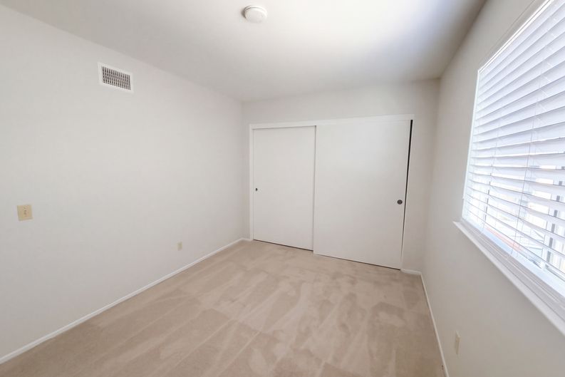 Photo 13 of 23 of 2591 Bedford Ave, Hemet, CA