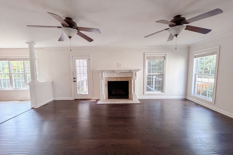 Photo 3 of 27 of 1733 Apache Way, Clarksville, TN