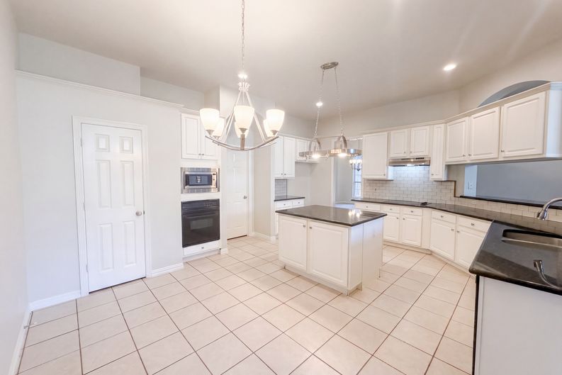 Photo 6 of 30 of 6 Cimarron Ct, Roanoke, TX