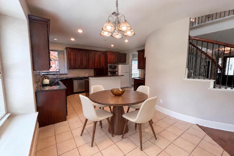 Photo 6 of 32 of 10330 Sandbar Dr, Irving, TX