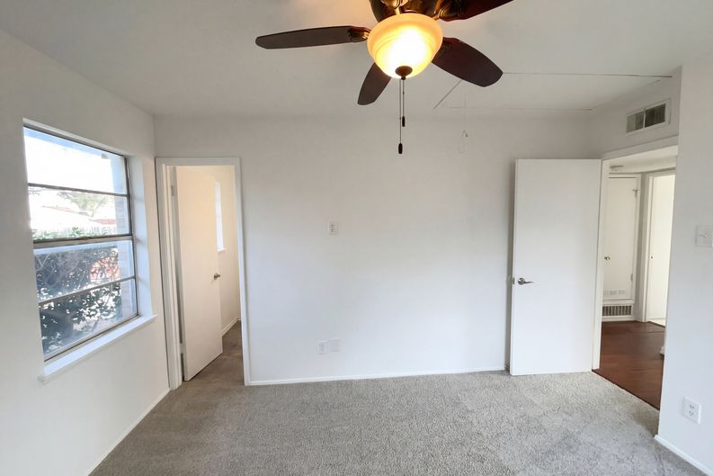 Photo 4 of 17 of 8541 Strathmore Dr, Dallas, TX