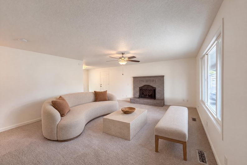 Photo 3 of 17 of 555 Matzen St, Saint Helens, OR