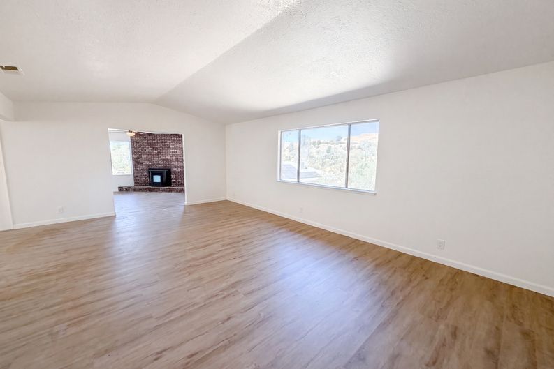 Photo 3 of 29 of 6041 Thornicroft Dr, Valley Springs, CA