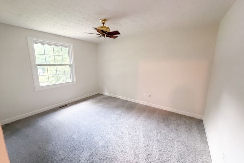Photo 9 of 24 of 1346 Fairfield Dr SW, Lilburn, GA
