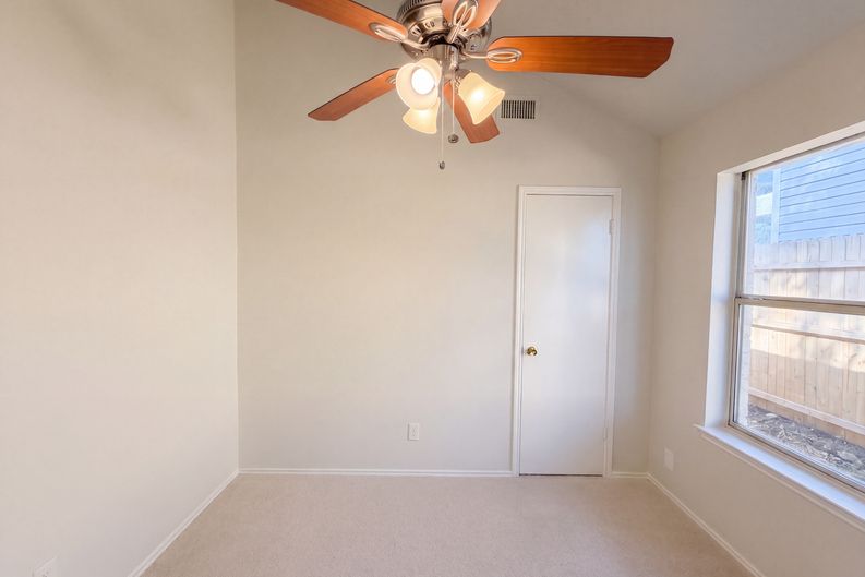 Photo 9 of 16 of 5624 Shady Springs Trl, Fort Worth, TX