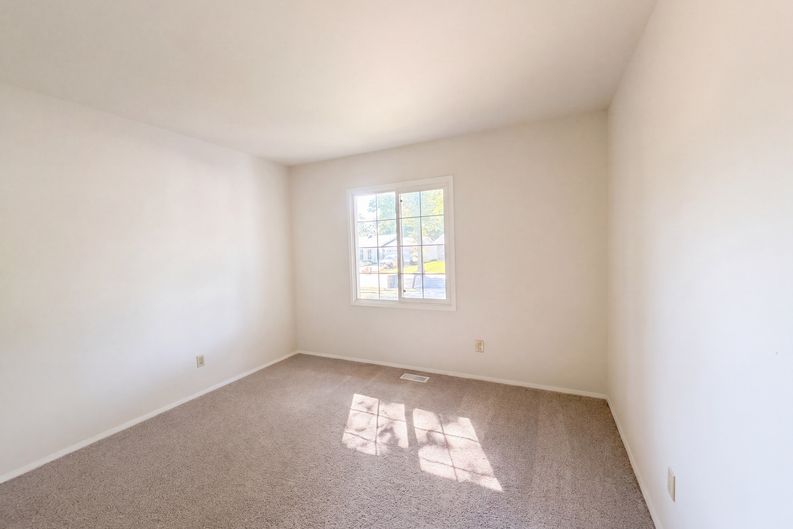 Photo 4 of 27 of 12132 Jerries Ln, Florissant, MO