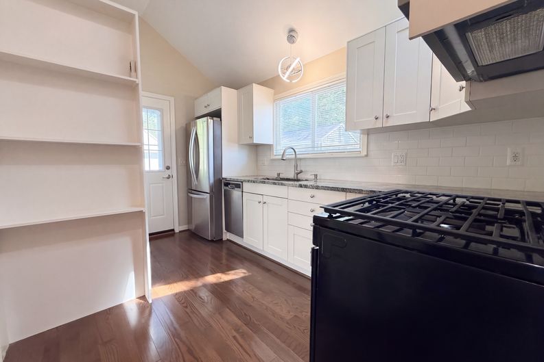Photo 6 of 38 of 20919 Hollywood St, Harper Woods, MI