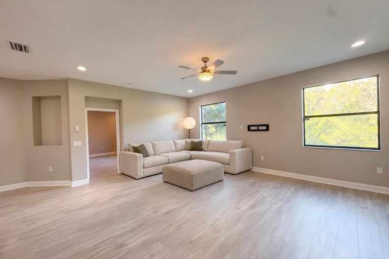 Photo 3 of 36 of 12424 Belcroft Dr, Riverview, FL